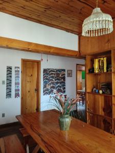 una mesa de comedor con una maceta. en Casa com vista verde en Ouro Preto