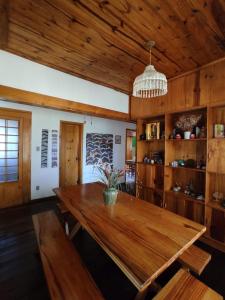 uma sala de jantar com uma mesa de madeira e um vaso de plantas em Casa com vista verde em Ouro Preto