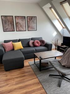 salon z kanapą i stołem w obiekcie Apartament Aga w Stegnie