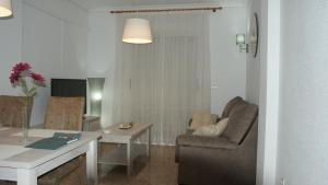 La Casa Hermosa في توريفايجا: غرفة معيشة مع أريكة وكرسي وطاولة