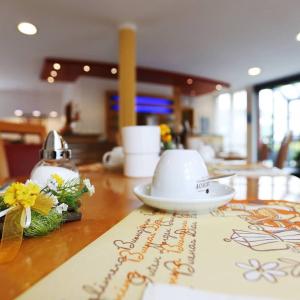 une table avec une plaque au-dessus d'une table dans l'établissement Hotel Graf Lehndorff zur Messe, à Munich