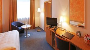 TV a/nebo společenská místnost v ubytování Hotel Graf Lehndorff zur Messe + 4 fotografie