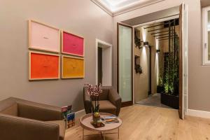 salon z kanapą i stołem w obiekcie BSJ15-Borgo San Jacopo Room we Florencji