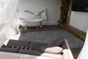 ein Wohnzimmer mit einem Sofa und einer Badewanne in der Unterkunft Hotel Dory in Riccione