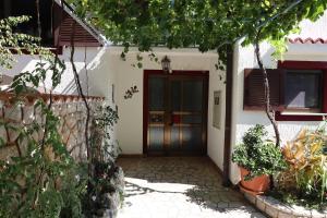 una puerta delantera de una casa con plantas en Villa Sojat, en Crikvenica