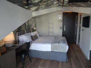 Cette chambre dispose d'un lit, d'un bureau et d'un lit sidx sidx sidx. dans l'établissement Hotel Dory, à Riccione