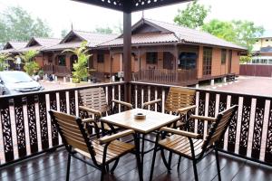 Balkón nebo terasa v ubytování D'Razna Chalet Pantai Seberang Takir