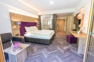 sypialnia z łóżkiem i salonem w obiekcie Hotel Gundolf w mieście St. Leonhard im Pitztal