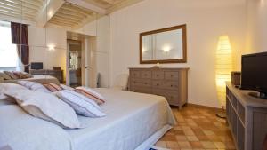 מיטה או מיטות בחדר ב-Rental in Rome Trevi Fouintain View Apartment