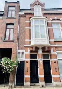 een bakstenen gebouw met een groot raam erop bij NineT7 in Tilburg