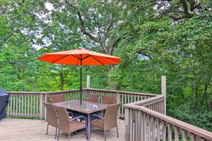 Luxe Rumbling Bald Home with Deck and Mountain View外面的花园