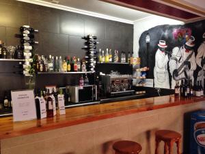 bar w restauracji z dużym obrazem na ścianie w obiekcie Hotel Carmen Teresa w mieście Torremolinos