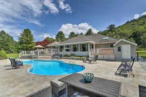 Πισίνα στο ή κοντά στο Game Room, Yard and Hot Tub Spacious Catskills Home