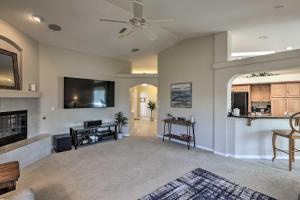 Η κουζίνα ή μικρή κουζίνα στο Putting Green and BBQ Modern Lake Havasu Oasis!