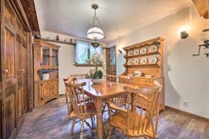 Un comedor con mesa y sillas de madera. en Gorgeous Bremen Home with Lake Access and Yard!, en Bremen