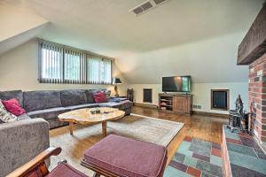 Una sala de estar con un sofá y un televisor. en Gorgeous Bremen Home with Lake Access and Yard!, en Bremen