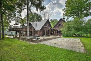 una gran casa de madera con techo de gambrel en Gorgeous Bremen Home with Lake Access and Yard!, en Bremen