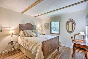 Ένα ή περισσότερα κρεβάτια σε δωμάτιο στο Charming Cottage Less Than 10 Mi to Wineries and Skiing!