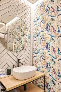 A bathroom at Apartamentos Pedreira Casa Historica Down Town