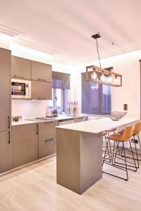 A kitchen or kitchenette at Apartamentos Pedreira Casa Historica Down Town