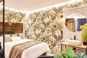 A bed or beds in a room at Apartamentos Pedreira Casa Historica Down Town