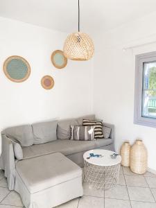 Posezení v ubytování Blue Seaside House with Garden