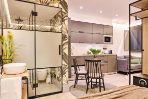 A kitchen or kitchenette at Apartamentos Pedreira Casa Historica Down Town