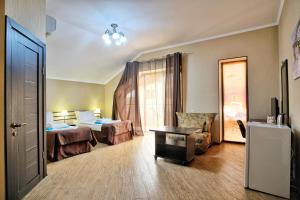 モストフスコイにあるRasputin Hotelのベッド2台とテーブルが備わるホテルルームです。