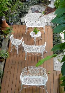 un grupo de mesas y sillas blancas en un patio en Eco-hotel El Rey del Caribe en Cancún