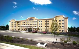 un grand bâtiment sur le côté d'une route dans l'établissement Baymont by Wyndham Erie, à Érié