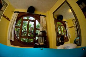 baño con 2 espejos y lavamanos en Eco-hotel El Rey del Caribe en Cancún