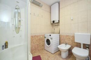 łazienka z pralką i toaletą w obiekcie Apartman Lazy Summer Days w Splicie +21 zdjęć
