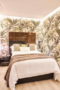 A bed or beds in a room at Apartamentos Pedreira Casa Historica Down Town
