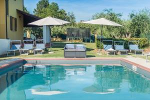 The swimming pool at or close to Villa Candelara