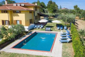 The swimming pool at or close to Villa Candelara