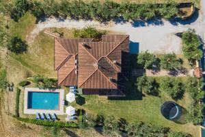 The swimming pool at or close to Villa Candelara