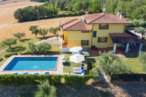 The swimming pool at or close to Villa Candelara