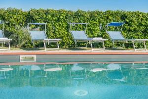 The swimming pool at or close to Villa Candelara