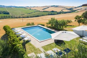 The swimming pool at or close to Villa Candelara