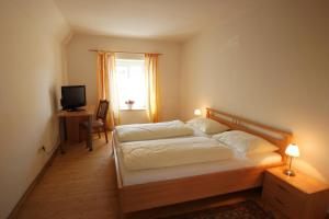 Llit o llits en una habitació de Gasthof zur Post 7 fotos més