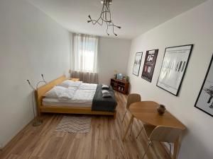 um quarto com uma cama e uma mesa em Apartament Niebieski em Duszniki Zdrój