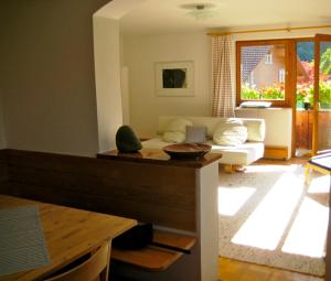 sala de estar con sofá y mesa en Ferienwohnung Ebner, en Kiefersfelden