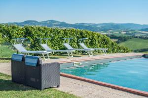 The swimming pool at or close to Villa Candelara