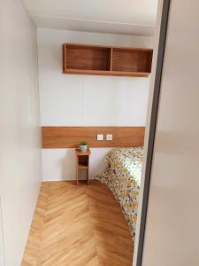 Een bed of bedden in een kamer bij Luxe Chalet Lauwersoog