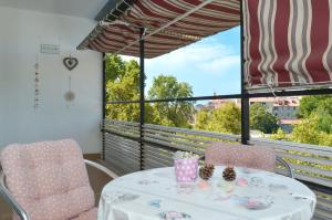 stół i dwa krzesła na balkonie w obiekcie Apartman Lazy Summer Days w Splicie