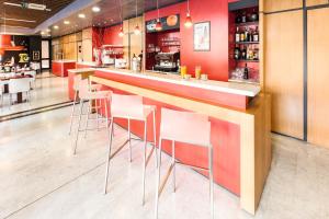 Lounge nebo bar v ubytování Ibis Roma Fiera