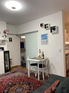 un tavolo bianco e sedie in soggiorno di Modernes Studio a Baden-Baden