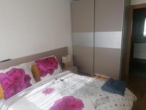a bedroom with a bed with pink flowers on it at Apartamento Praga in Vitoria-Gasteiz