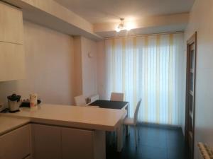 cocina con mesa, sillas y ventana en Apartamento Praga, en Vitoria-Gasteiz