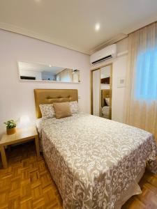Dormitorio pequeño con cama y mesa en Sleeping Gran Via, en Madrid